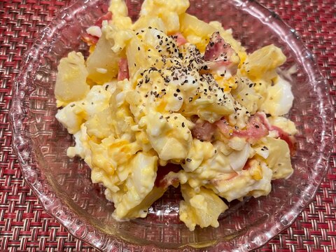 おつまみにも♪卵とベーコン入りポテトサラダ